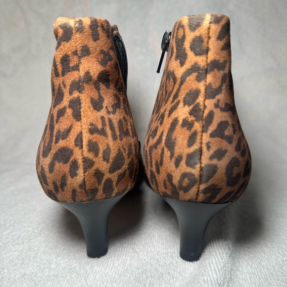 Clarks Brown Leopard Ankle Kitten Pointed Toe Heel Booties Size 7 - Picture 9 of 9